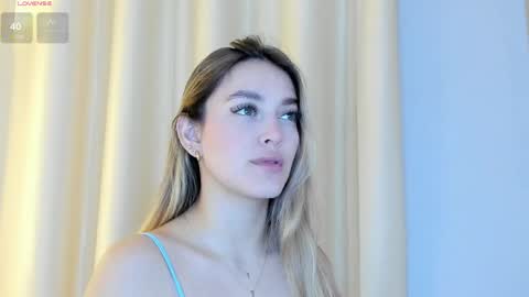 Mia White  online show from 15, 4, 2026