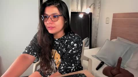 IG Yojanagomez  online show from 5, 3, 2025