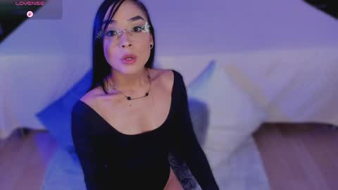 Mia Larouse online show from 7, 4, 2026