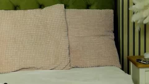 MiaNoir online show from 4, 12, 2025