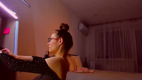 Mia online show from 12, 3, 2026