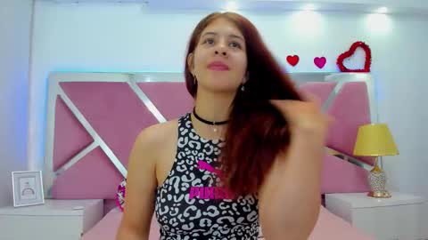 Snapshot of miaqueen021 chatting on 7, 11, 2025 Sweetie Mia online show from 7, 11, 2025