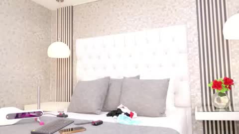 Mia Sweetth online show from 3, 2, 2026