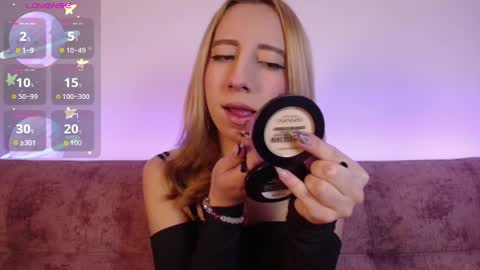 Snapshot of miiaa_doll chatting on 25, 11, 2025 MIIA online show from 25, 11, 2025