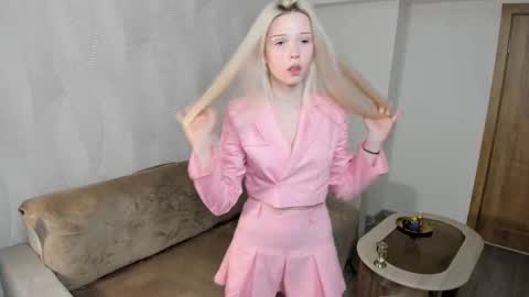 Snapshot of mikaelataron chatting on 27, 11, 2025 Angel girl online show from 27, 11, 2025