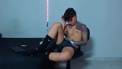 Snapshot of mike777jr chatting on 22, 11, 2025 Mike IMDEPENDIENT MODEL online show from 22, 11, 2025