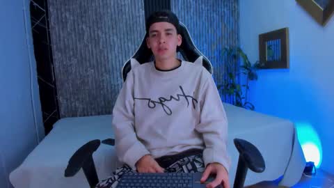 Snapshot of mike_0233 chatting on 8, 10, 2025 Mike 0233 online show from 8, 10, 2025