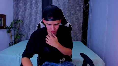 Snapshot of mike_0233 chatting on 10, 10, 2025 Mike 0233 online show from 10, 10, 2025