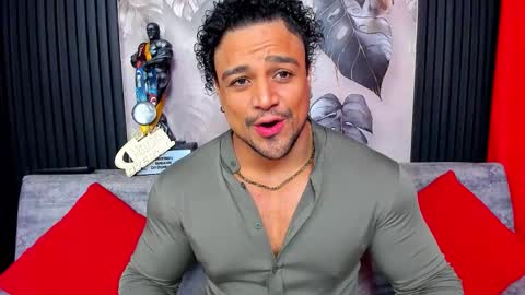 Snapshot of mike_estevess chatting on 15, 12, 2025 online show from 15, 12, 2025