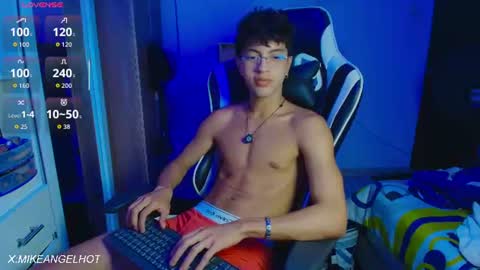 Snapshot of mike_pineapple chatting on 25, 6, 2026 Mike Pineapple online show from 25, 6, 2026