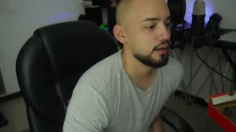 Snapshot of mikecrusoe chatting on 1, 11, 2025 M i k e Crusoe online show from 1, 11, 2025