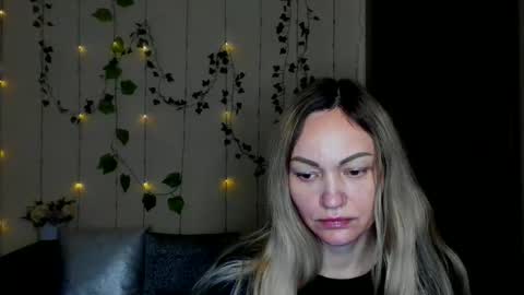 Snapshot of mikkey_mouse8 chatting on 21, 12, 2025 Adalina online show from 21, 12, 2025