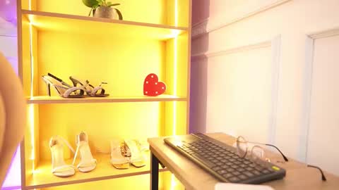 milacrave online show from 14, 2, 2026