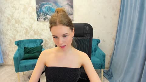 Snapshot of mileygloss chatting on 4, 2, 2025 mileygloss online show from 4, 2, 2025