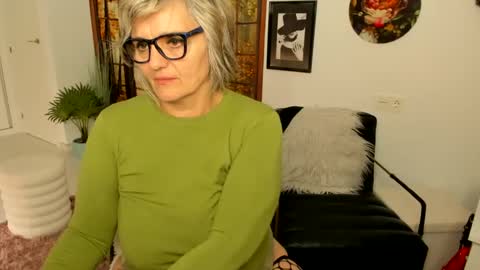 MilfElla online show from 5, 3, 2025