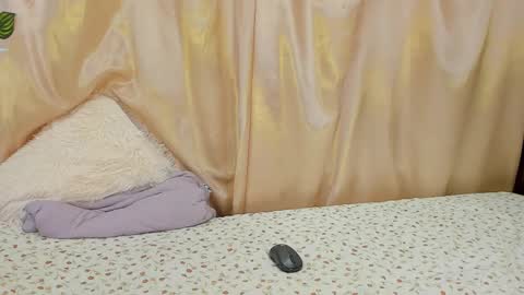 Snapshot of milie_yue chatting on 15, 12, 2025 Millie online show from 15, 12, 2025