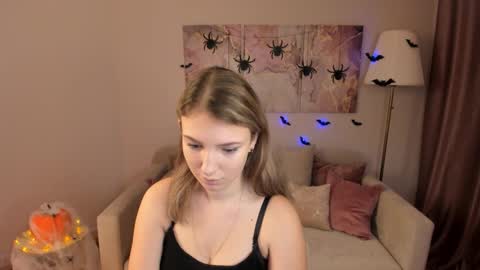 Snapshot of milinafox chatting on 19, 10, 2025 milinafox online show from 19, 10, 2025
