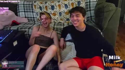 Snapshot of milkandhoneycams chatting on 6, 11, 2025 MilkandHoney online show from 6, 11, 2025