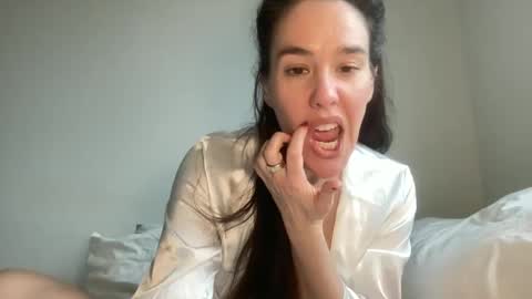 Snapshot of milkandhoneylullabies chatting on 15, 1, 2025 Milk online show from 15, 1, 2025