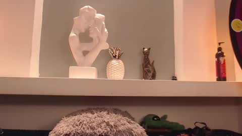 Milu Wallace  online show from 10, 11, 2025