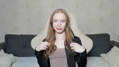 Snapshot of milymi_ chatting on 15, 12, 2025 Milena and Jasper online show from 15, 12, 2025