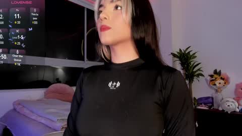 Snapshot of ming_yue_ chatting on 5, 3, 2025 My name is Fer Nice to meet you  give it a thumbs up please its important online show from 5, 3, 2025