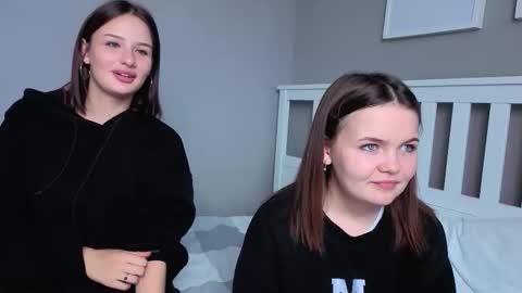 Snapshot of mini_bunny_mini chatting on 3, 10, 2025 KarinaLeila online show from 3, 10, 2025