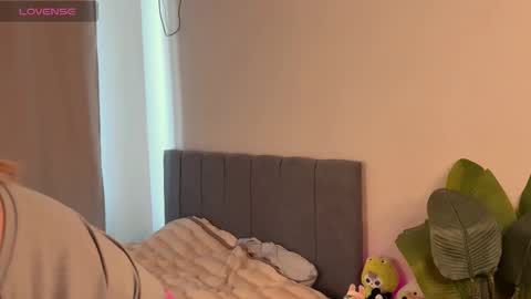 Snapshot of minicleo chatting on 21, 9, 2025 Cleo online show from 21, 9, 2025