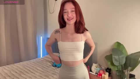 Snapshot of minicleo chatting on 19, 10, 2025 Cleo online show from 19, 10, 2025