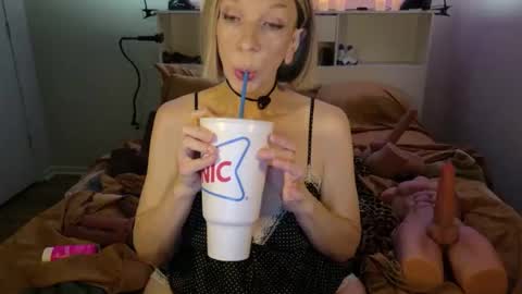 Tessa Rae online show from 28, 4, 2026