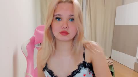 Snapshot of miss__selena chatting on 18, 12, 2024 miss__selena online show from 18, 12, 2024