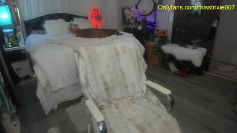 Snapshot of miss_trixie chatting on 31, 10, 2025 Trixie007 online show from 31, 10, 2025