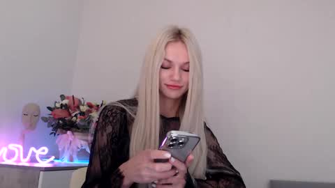 Snapshot of missemma1111 chatting on 4, 12, 2024 EMMA online show from 4, 12, 2024