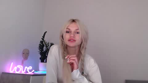 Snapshot of missemma1111 chatting on 9, 12, 2024 EMMA online show from 9, 12, 2024