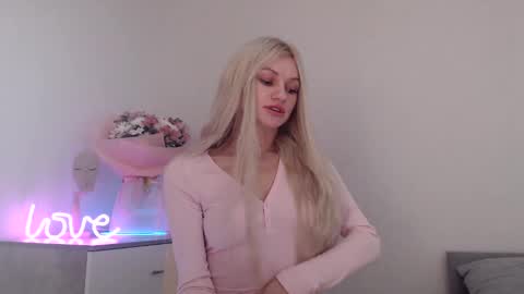 Snapshot of missemma1111 chatting on 20, 12, 2024 EMMA online show from 20, 12, 2024