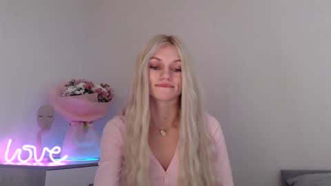 Snapshot of missemma1111 chatting on 20, 12, 2024 EMMA online show from 20, 12, 2024