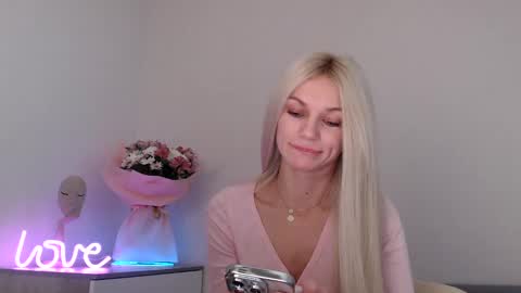 Snapshot of missemma1111 chatting on 23, 12, 2024 EMMA online show from 23, 12, 2024