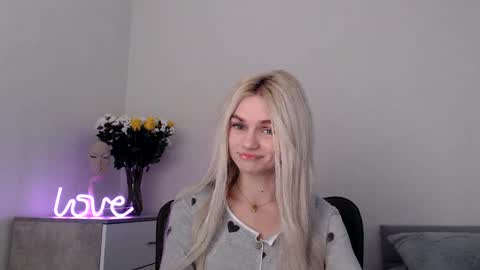 Snapshot of missemma1111 chatting on 24, 2, 2025 EMMA online show from 24, 2, 2025