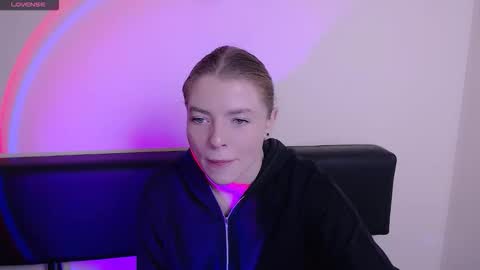 Snapshot of missoliviaa_ chatting on 27, 10, 2025 Olivia online show from 27, 10, 2025