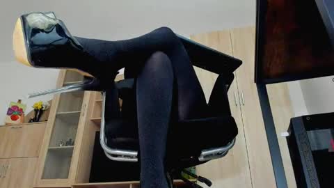 Snapshot of mistressmichelle5 chatting on 2, 5, 2026 YourGoddessM online show from 2, 5, 2026