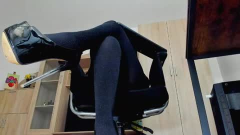 Snapshot of mistressmichelle5 chatting on 5, 5, 2026 YourGoddessM online show from 5, 5, 2026