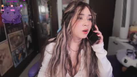 Snapshot of mitsu_dva chatting on 26, 11, 2025 Emili online show from 26, 11, 2025