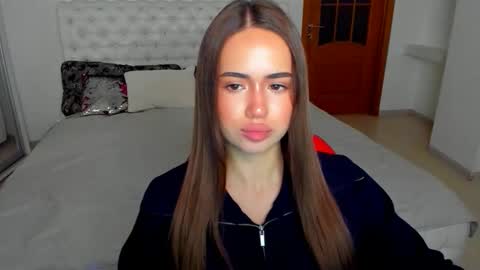 Snapshot of mmm_bananaa_ chatting on 13, 10, 2025 Beata online show from 13, 10, 2025
