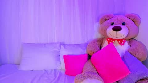 Snapshot of moll1e_ chatting on 3, 11, 2025 M o L l i E online show from 3, 11, 2025