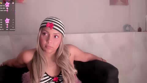 Snapshot of molly_logan chatting on 10, 10, 2025 molly_logan online show from 10, 10, 2025