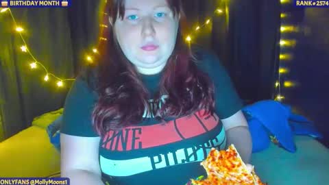 Snapshot of molly_moons chatting on 13, 12, 2025 molly_moons online show from 13, 12, 2025