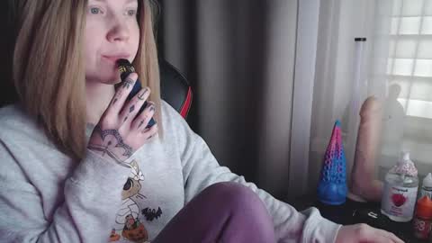 I have new photos come and see with love Molly online show from 6, 3, 2025