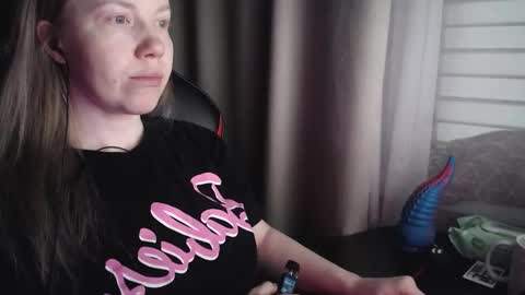 I have new photos come and see with love Molly online show from 21, 12, 2025