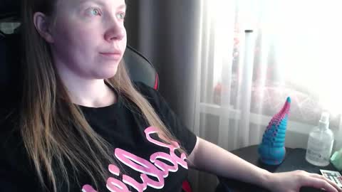 I have new photos come and see with love Molly online show from 6, 3, 2026