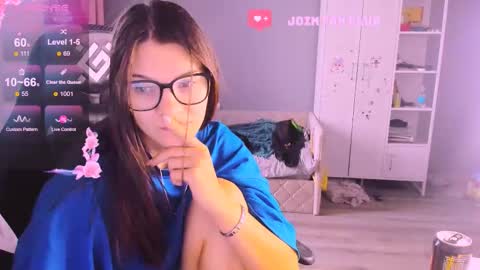 Snapshot of mollylollipop20 chatting on 30, 10, 2025 KIRA online show from 30, 10, 2025